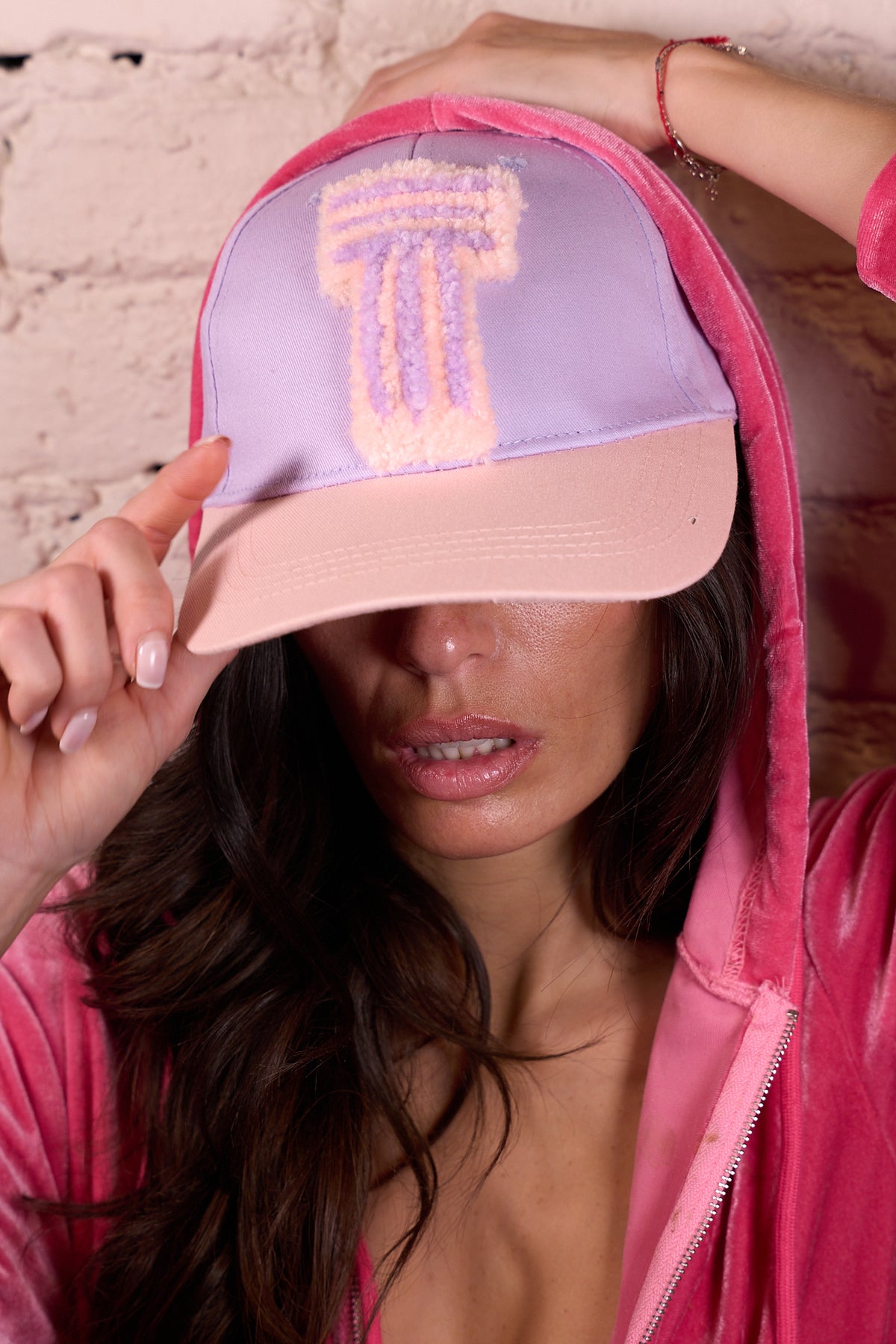 CAP 017 — casquette baseball en coton rose framboise et lilas au tuft lilas pastel — Tufting Studio, Paris (vue 3)