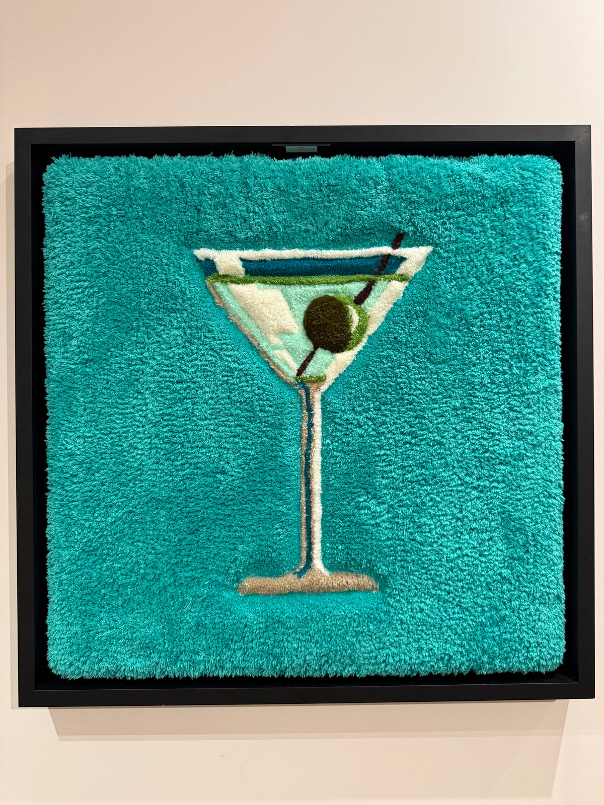 VESPER, œuvre tuftée contemporaine de Ninon Dechavanne, vue sans éclairage, représentant un verre à cocktail en relief sur fond turquoise.