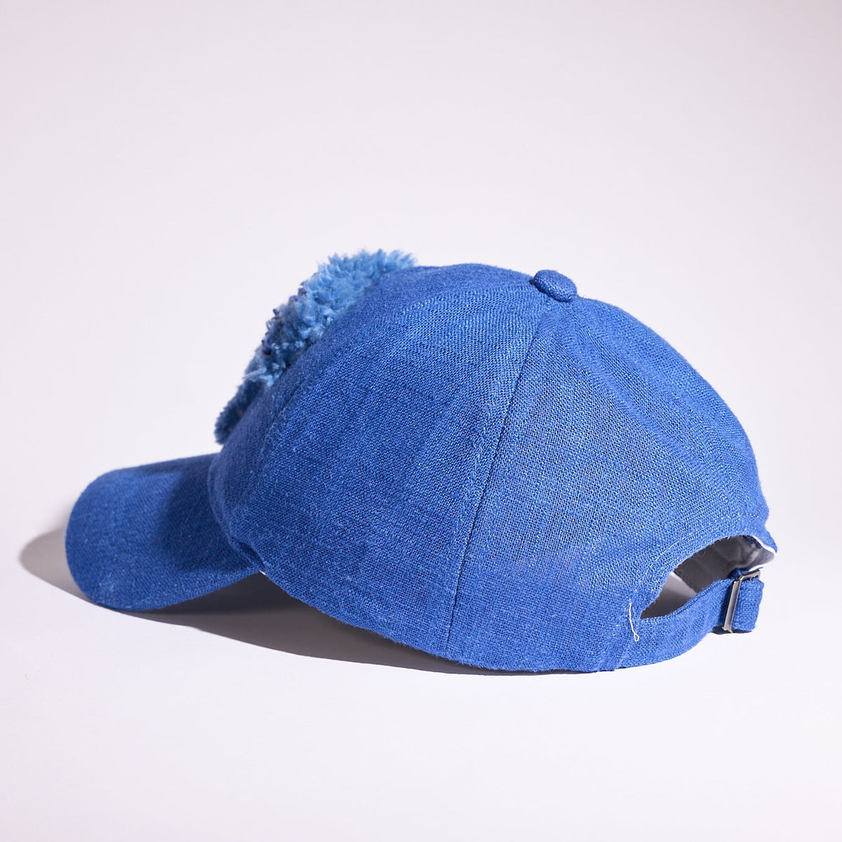 CAP 010 — casquette baseball en lin bleu roi au tuft bleu ciel et bleu marine — Tufting Studio, Paris (vue 2)