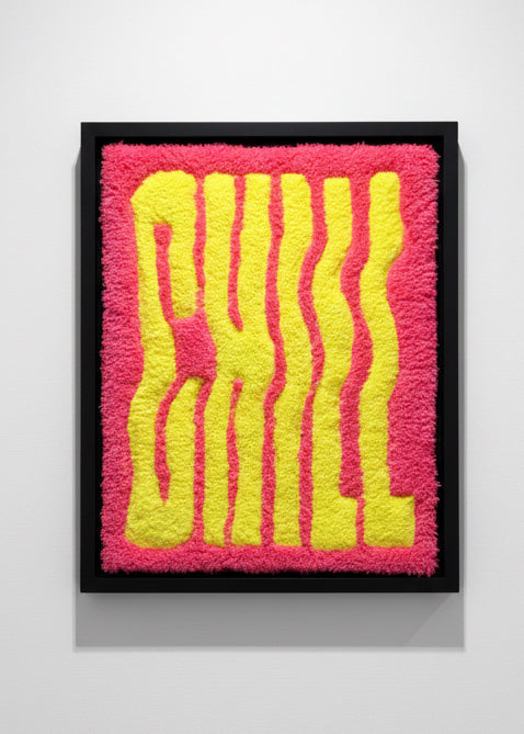 CHILL, œuvre d’art contemporain tuftée rose et jaune de Ninon Dechavanne, encadrée dans une caisse américaine noire.