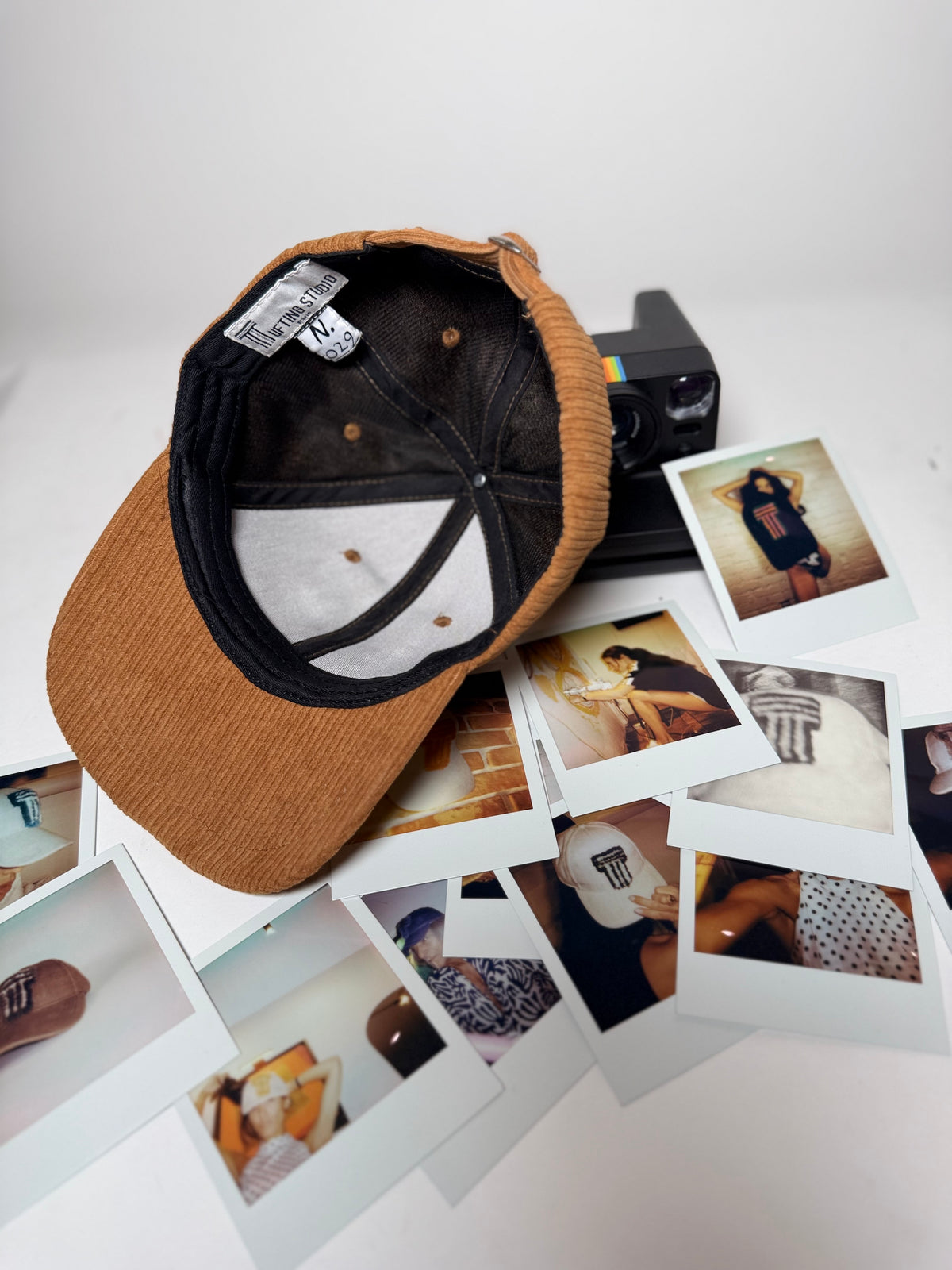 CAP 029 — casquette baseball en velours côtelé camel au tuft jaune moutarde — Tufting Studio, Paris (vue 3)
